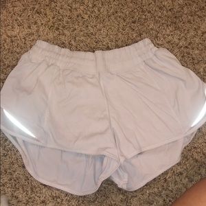 White hotty toddy 2.5 lululemon shorts